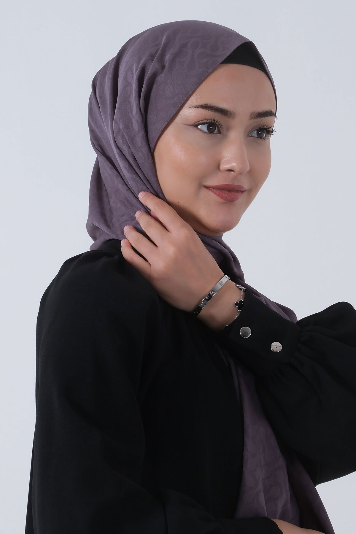 V-10 Azra Jakar Şal