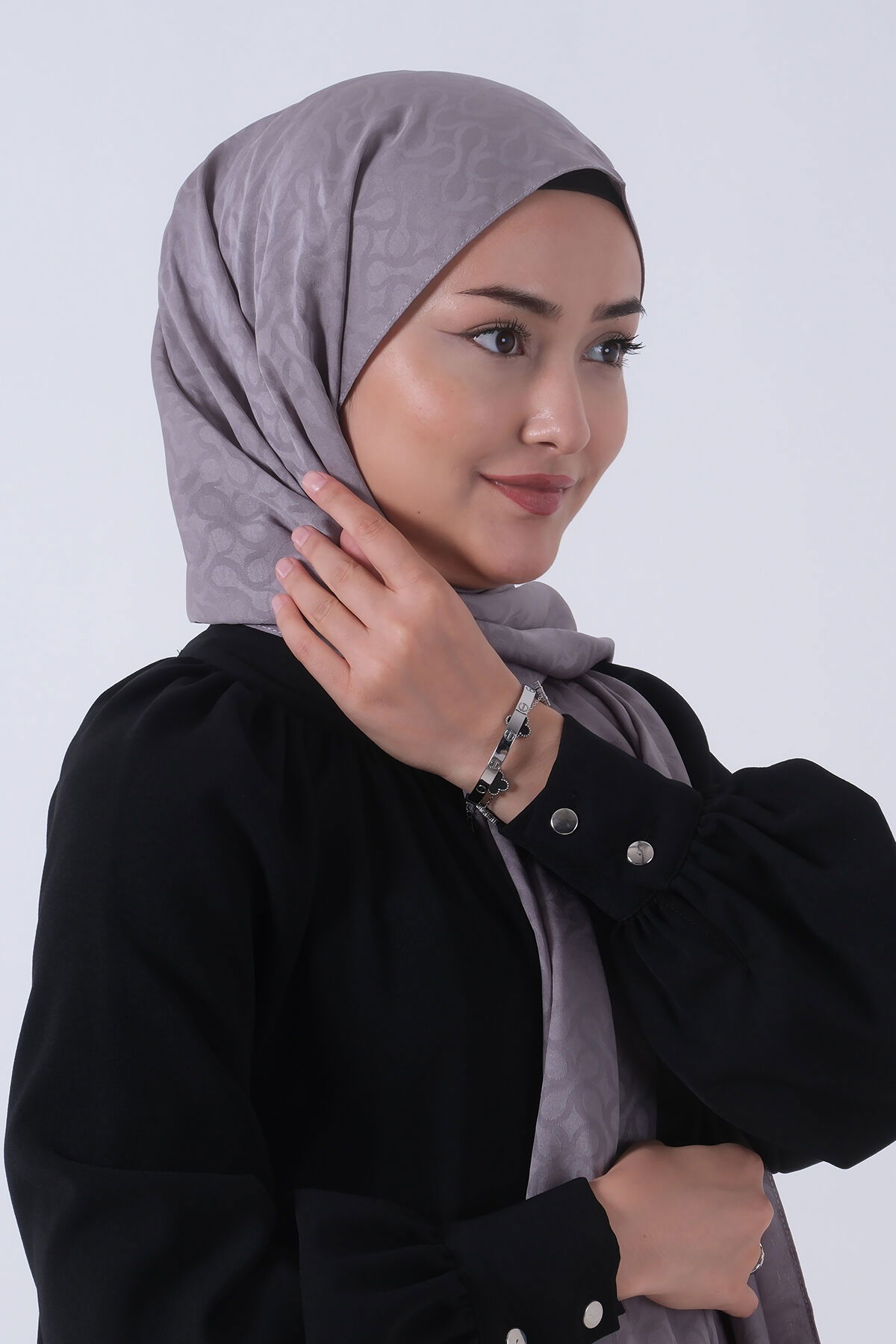 V-11 Azra Jakar Şal