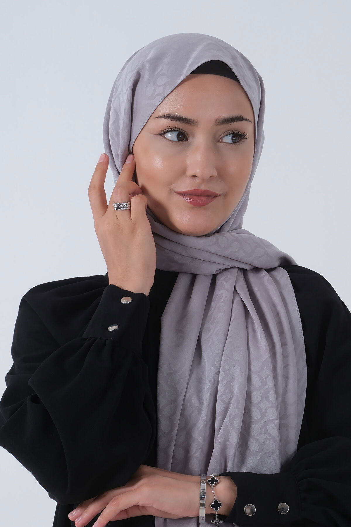 V-12 Azra Jakar Şal