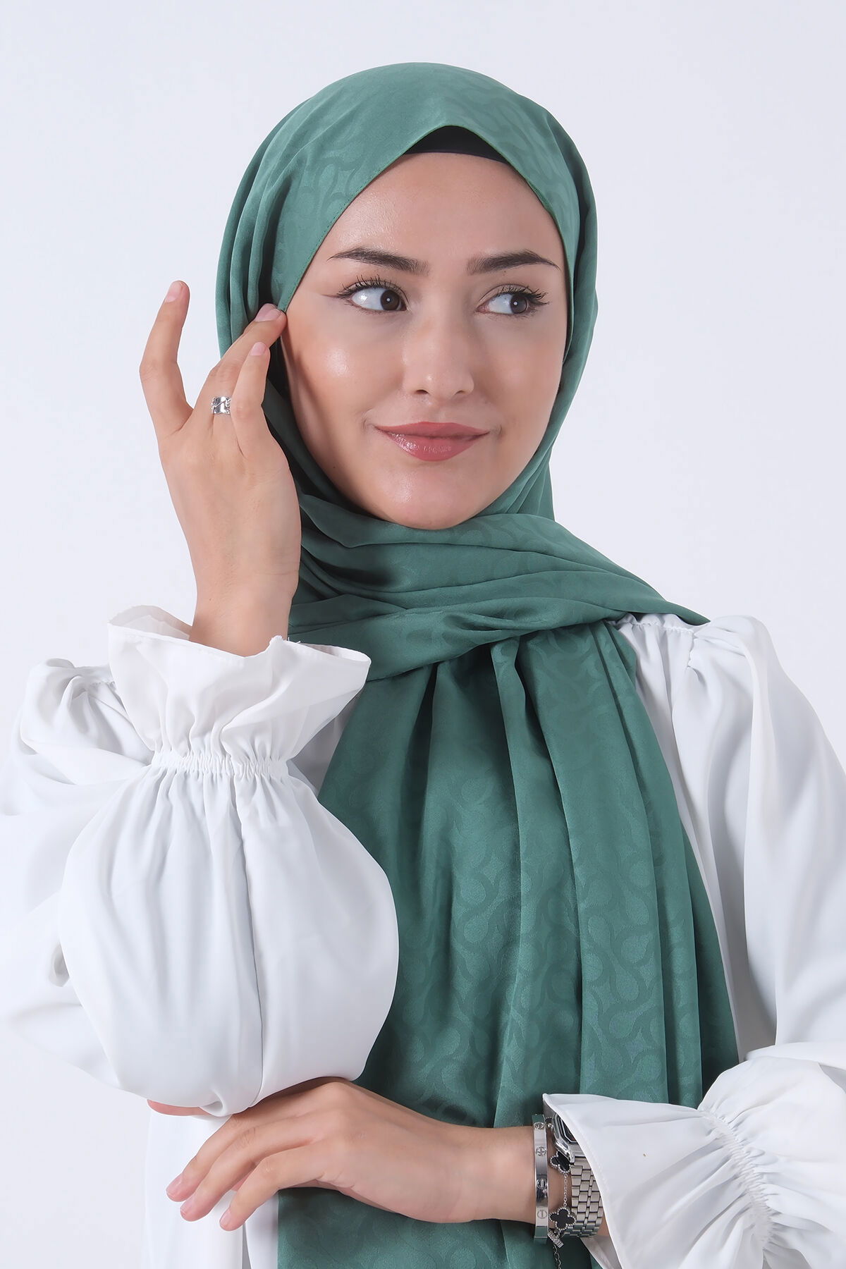 V-15 Azra Jakar Şal