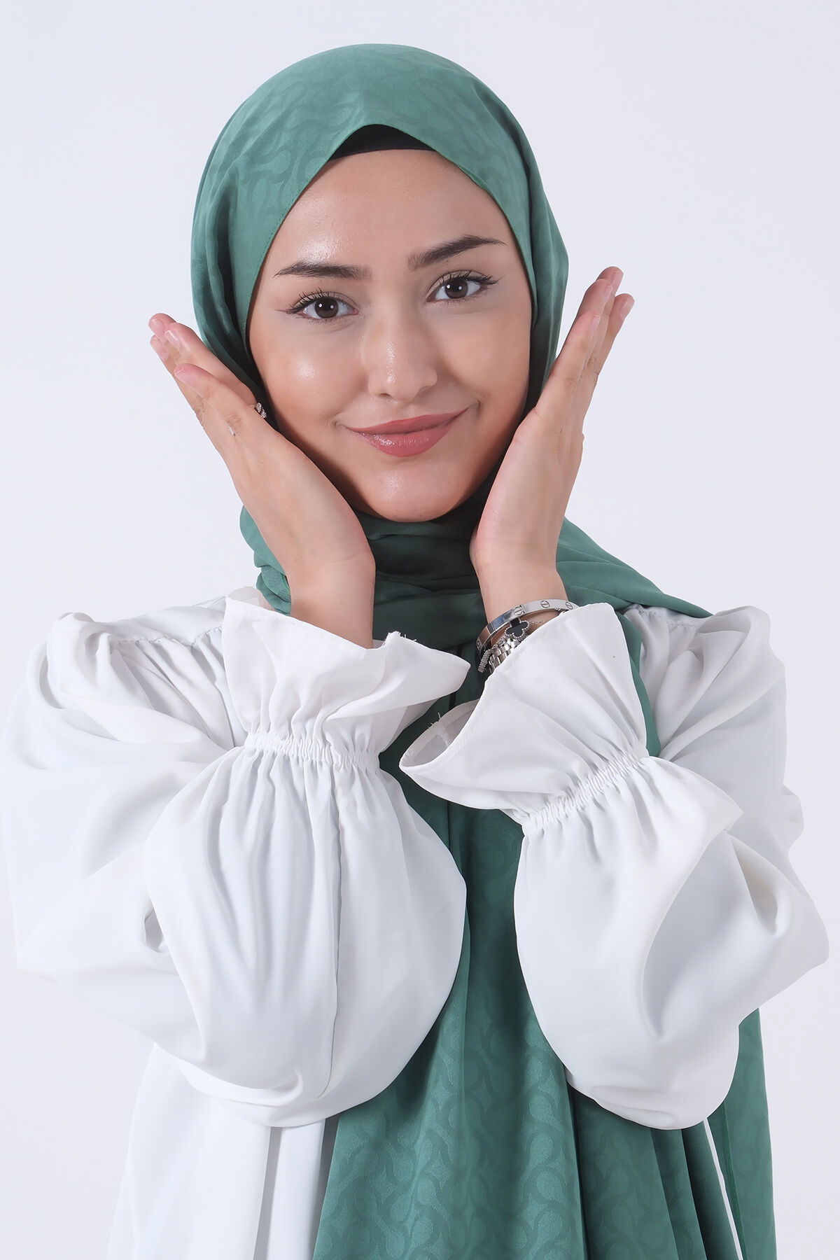 V-15 Azra Jakar Şal