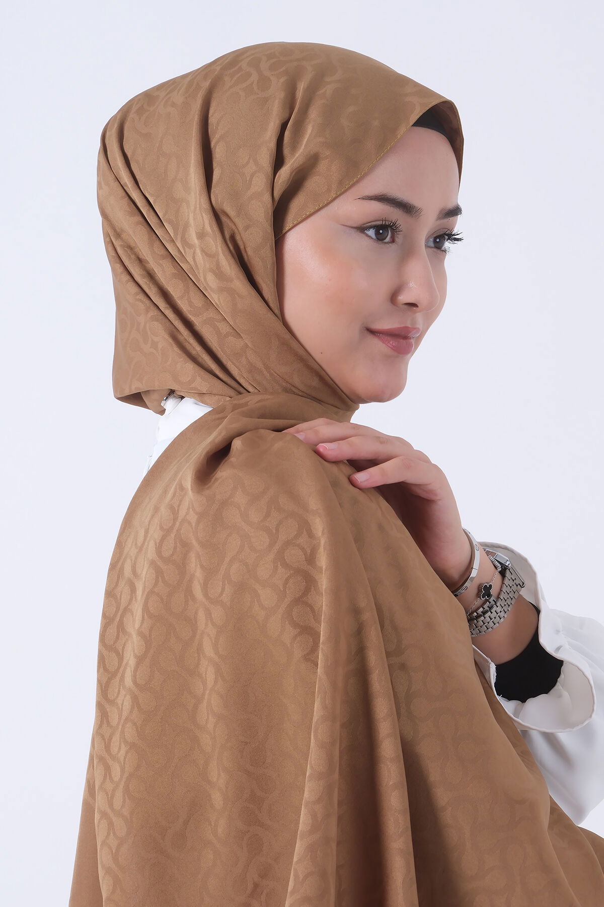 V-17 Azra Jakar Şal