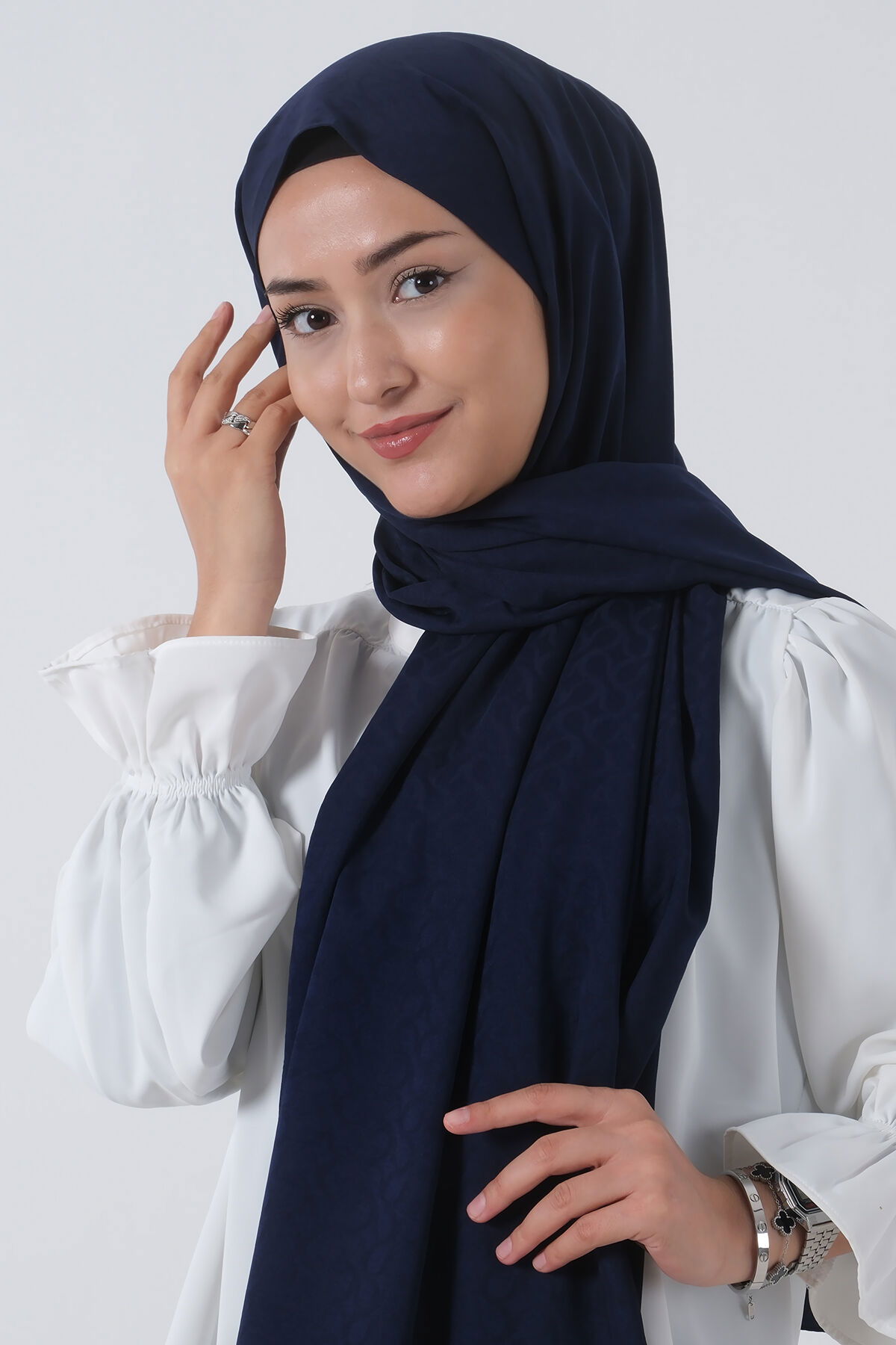 V-2 Azra Jakar Şal